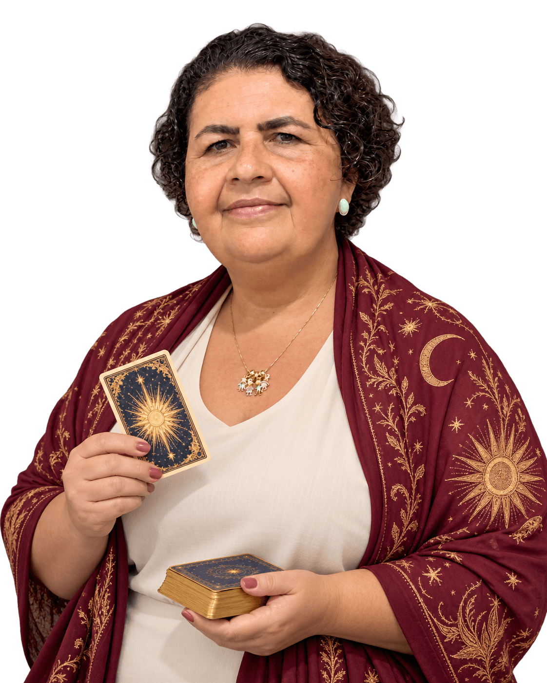 Núbia Severo com xale vinho bordado em dourado, segurando uma carta e um baralho de tarô.